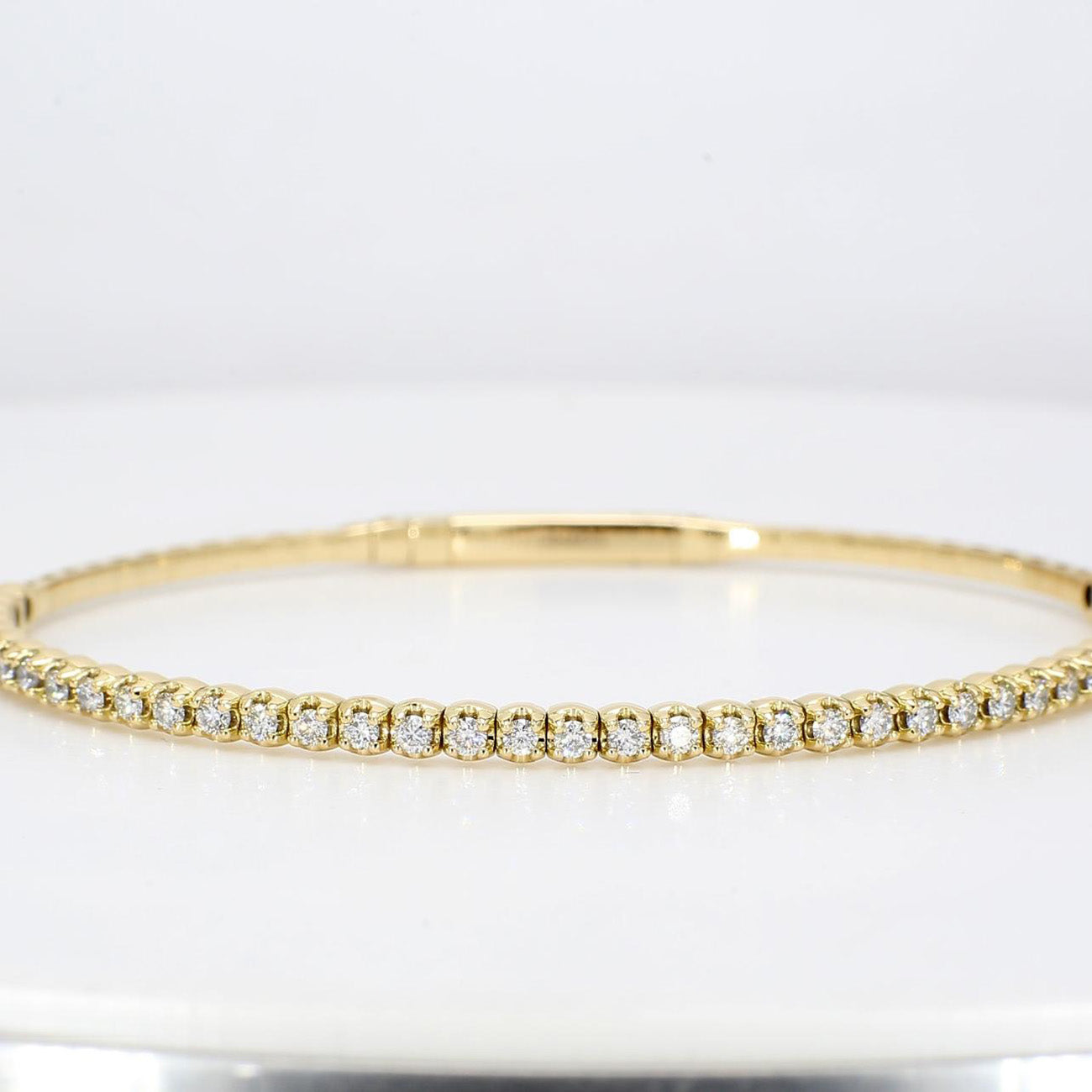 0.88 CTW Round 18 K Yellow Gold Bangle Bracelet