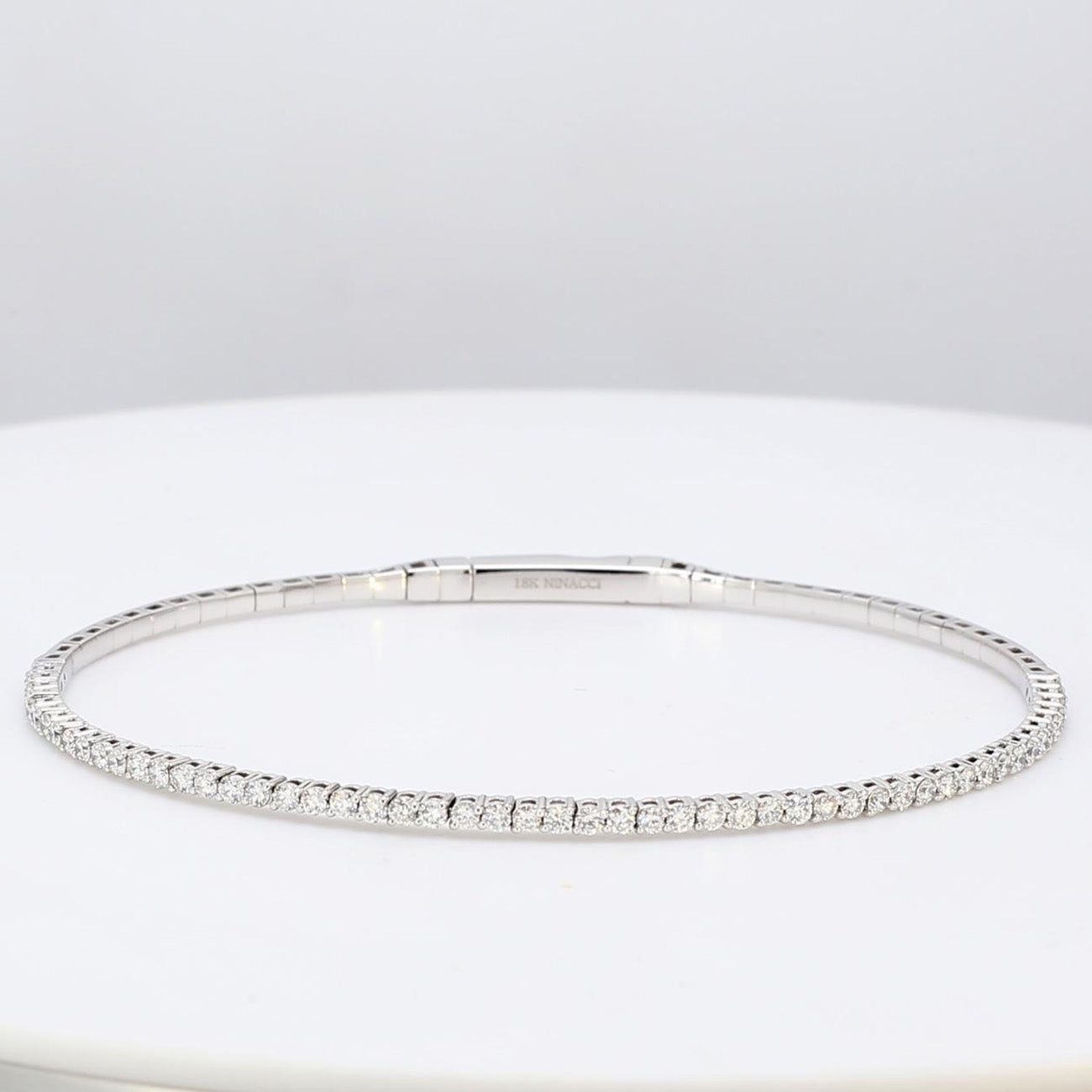 1.02 CTW Round 18 K White Gold Bangle Bracelet