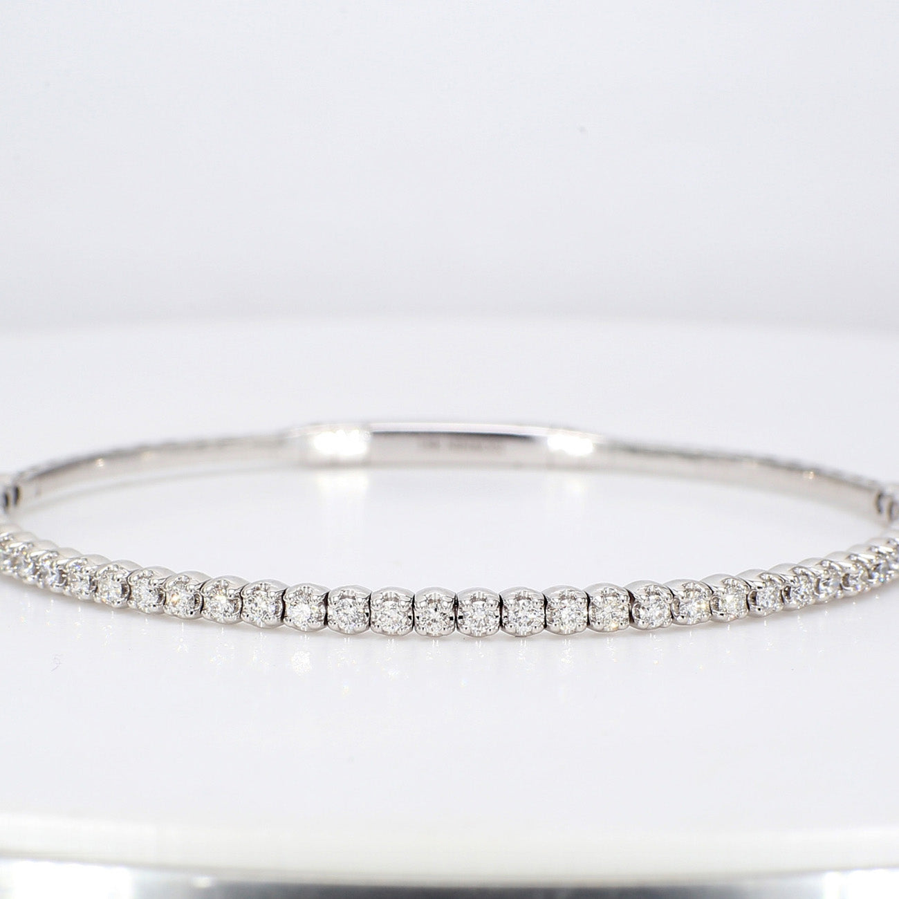 0.88 CTW Round 18 K White Gold Bangle Bracelet